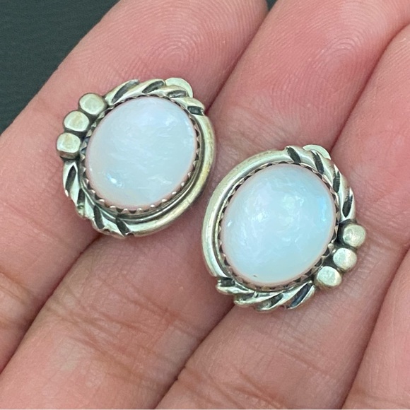 Vintage Unsigned Sterling Silver Pinkish Mother of Pearl Clip On Earrings 5.3g - Picture 2 of 12